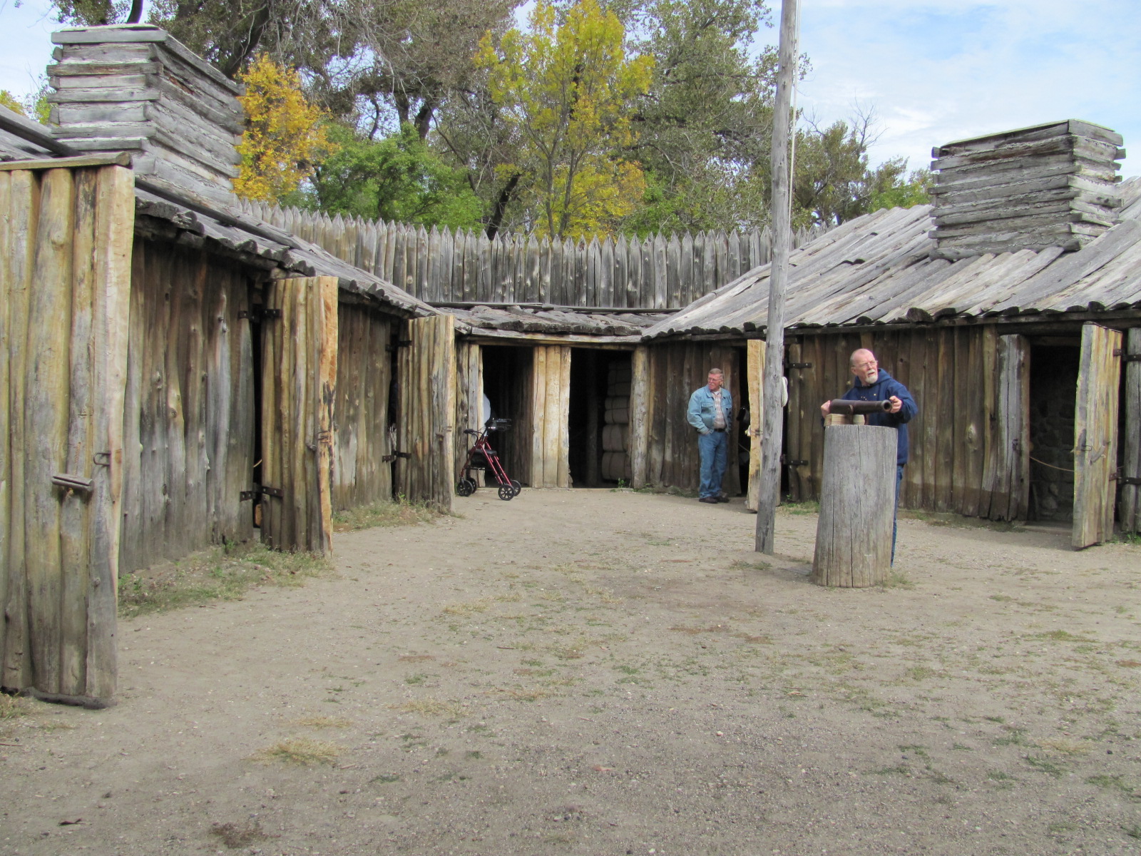 What are some facts about Fort Mandan's history?